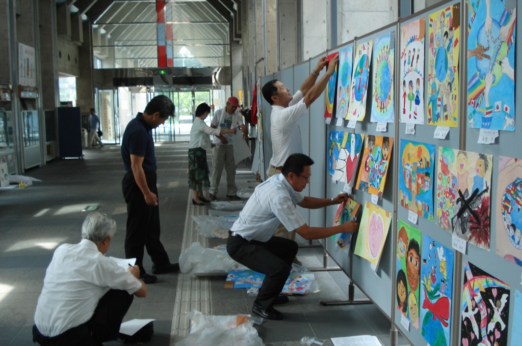 国際平和ポスター展示作業